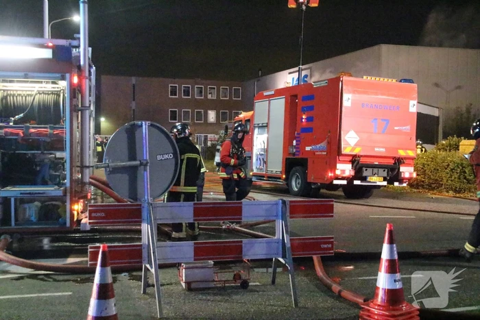 Twee geparkeerde vrachtwagens uitgebrand