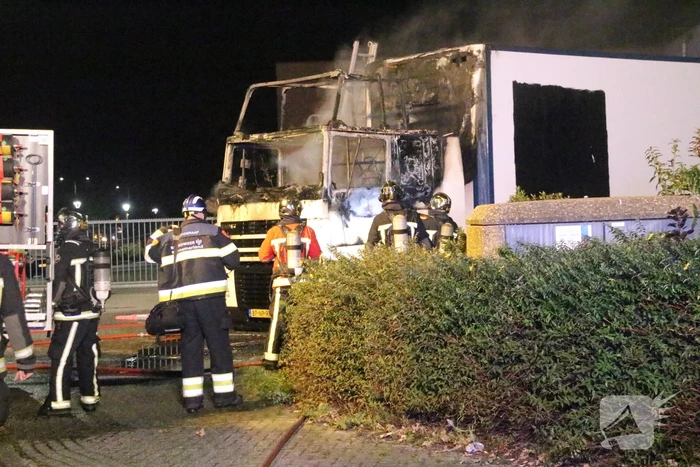 Twee geparkeerde vrachtwagens uitgebrand