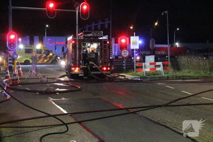 Twee geparkeerde vrachtwagens uitgebrand