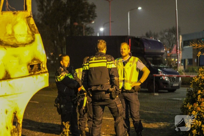 Twee geparkeerde vrachtwagens uitgebrand