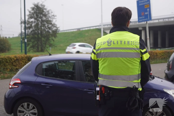 Politie houdt controle op carpoolplaats