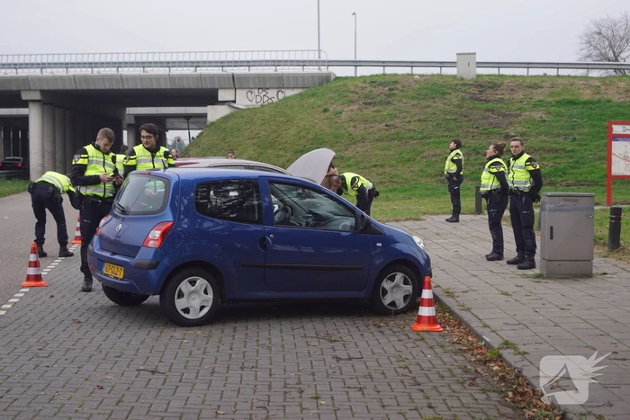 Politie houdt controle op carpoolplaats