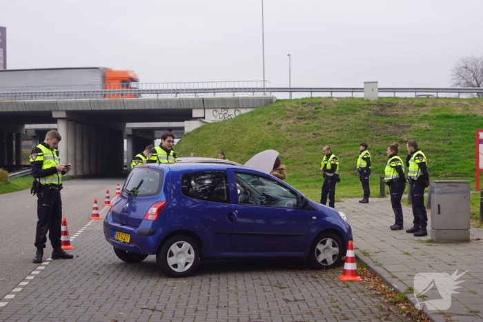 Politie houdt controle op carpoolplaats