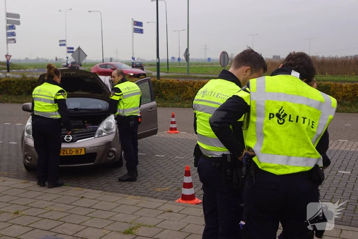 Politie houdt controle op carpoolplaats
