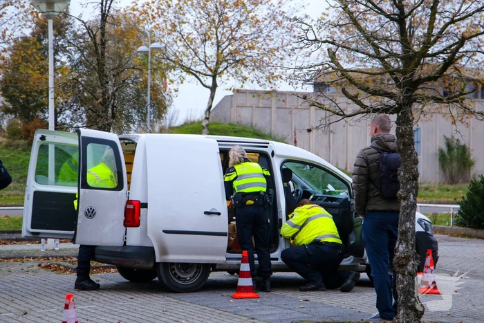 Politie houdt voertuigcontrole op parkeerplaats