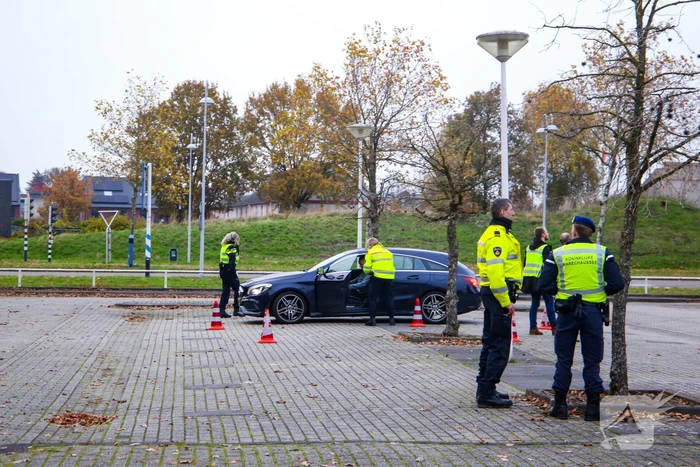 Politie houdt voertuigcontrole op parkeerplaats