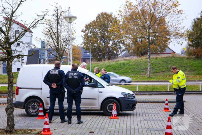 Politie houdt voertuigcontrole op parkeerplaats