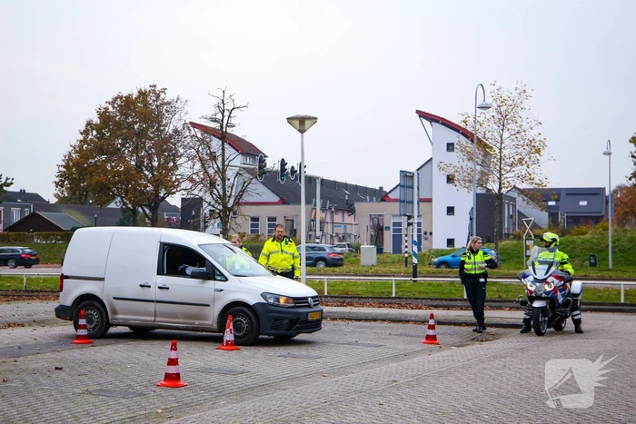 Politie houdt voertuigcontrole op parkeerplaats
