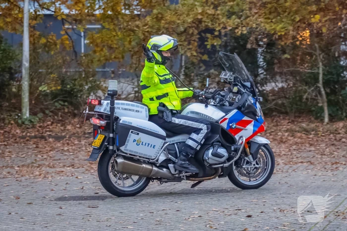 Politie houdt voertuigcontrole op parkeerplaats