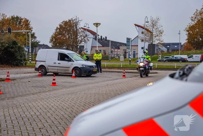 Politie houdt voertuigcontrole op parkeerplaats