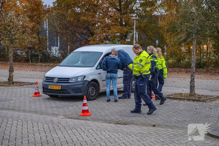 Politie houdt voertuigcontrole op parkeerplaats