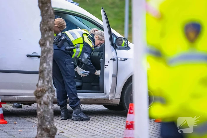 Politie houdt voertuigcontrole op parkeerplaats