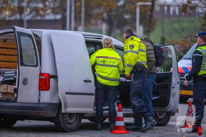 Politie houdt voertuigcontrole op parkeerplaats