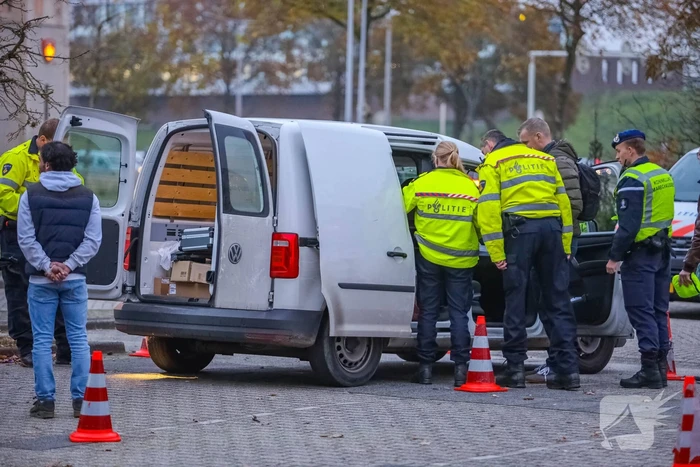 Politie houdt voertuigcontrole op parkeerplaats