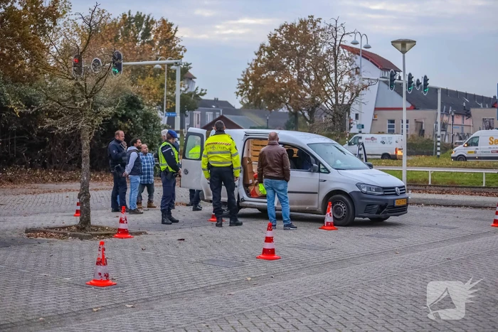 Politie houdt voertuigcontrole op parkeerplaats