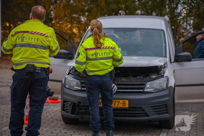 Politie houdt voertuigcontrole op parkeerplaats