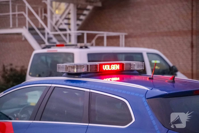Politie houdt voertuigcontrole op parkeerplaats