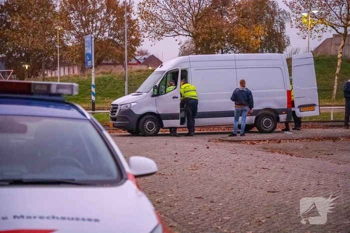 Politie houdt voertuigcontrole op parkeerplaats