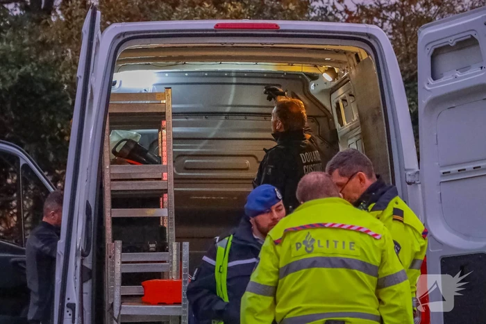 Politie houdt voertuigcontrole op parkeerplaats