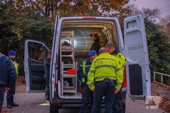 Politie houdt voertuigcontrole op parkeerplaats