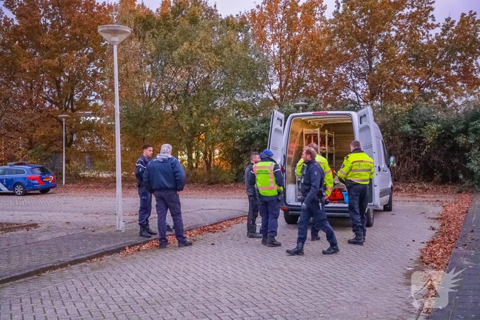 Politie houdt voertuigcontrole op parkeerplaats