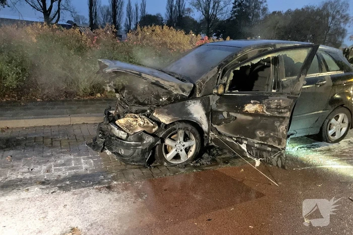 Auto zwaar beschadigd door brand