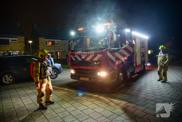 Brandweer doet onderzoek naar gaslucht op straat