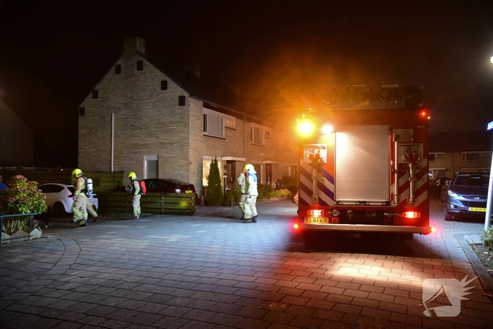 Brandweer doet onderzoek naar gaslucht op straat
