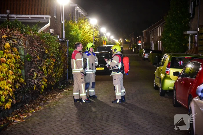 Brandweer doet onderzoek naar gaslucht op straat