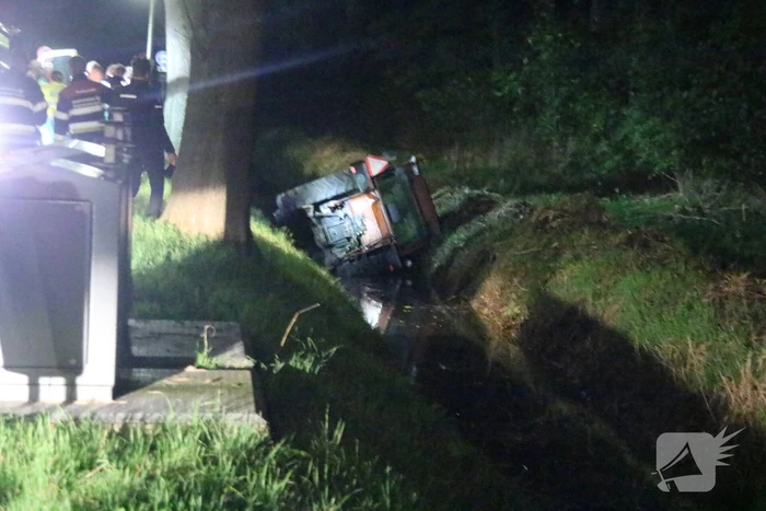 Tractor belandt in sloot