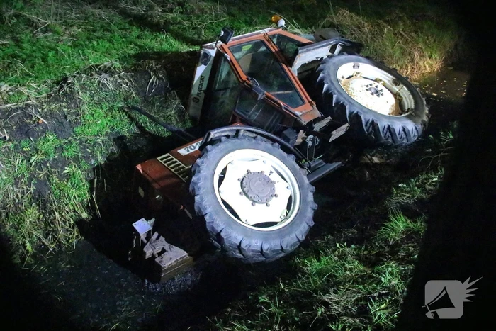Tractor belandt in sloot
