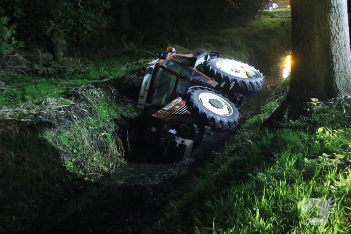 Tractor belandt in sloot