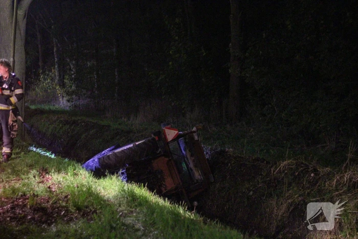 Tractor belandt in sloot