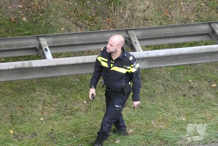 Brandweer blust brand naast snelweg