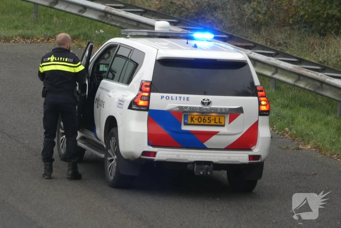 Brandweer blust brand naast snelweg