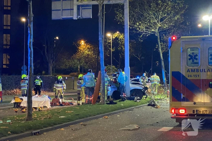 Bestuurder bekneld door ernstig ongeval