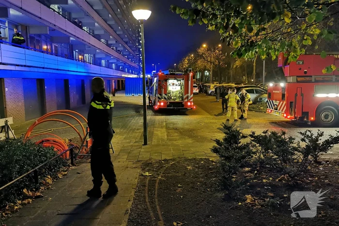 Brandweer blust brand in bloembak op eerste etage
