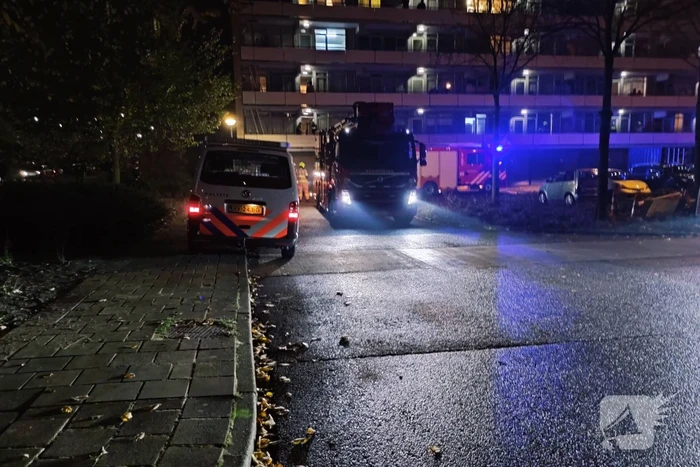 Brandweer blust brand in bloembak op eerste etage