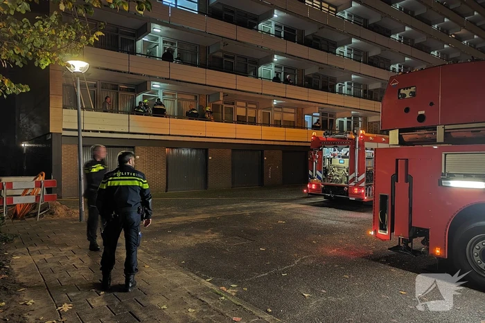 Brandweer blust brand in bloembak op eerste etage