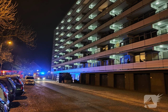 Brandweer blust brand in bloembak op eerste etage