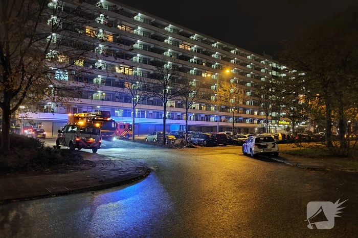 Brandweer blust brand in bloembak op eerste etage