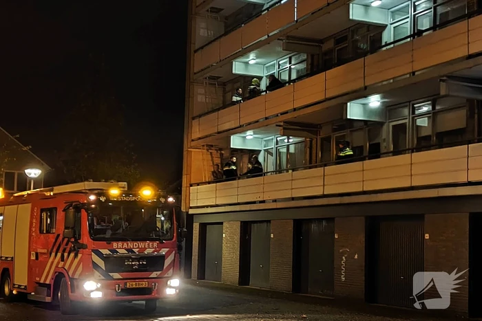 Brandweer blust brand in bloembak op eerste etage