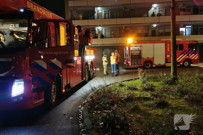 Brandweer blust brand in bloembak op eerste etage