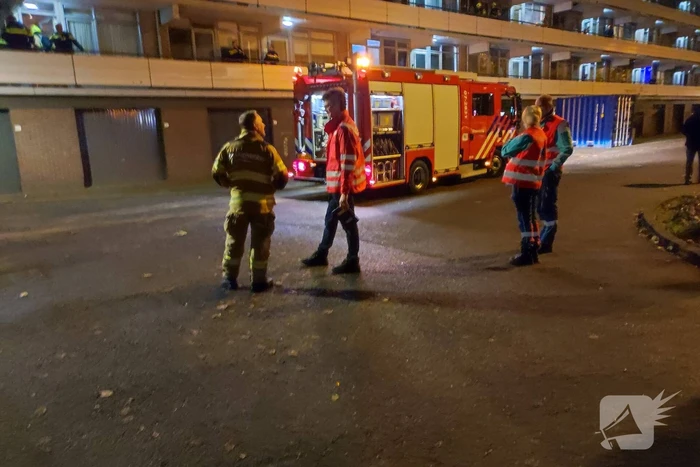 Brandweer blust brand in bloembak op eerste etage