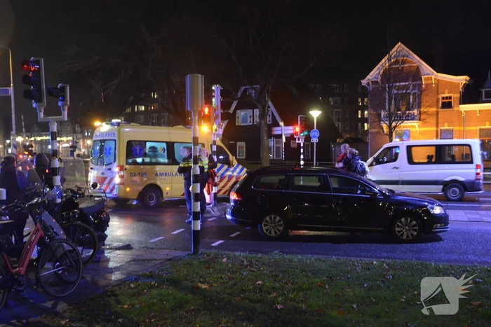 Scooterrijdster gewond door botsing met personenauto