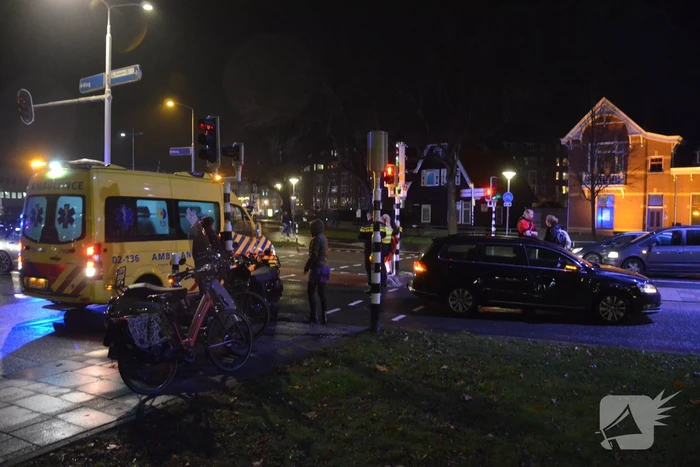 Scooterrijdster gewond door botsing met personenauto