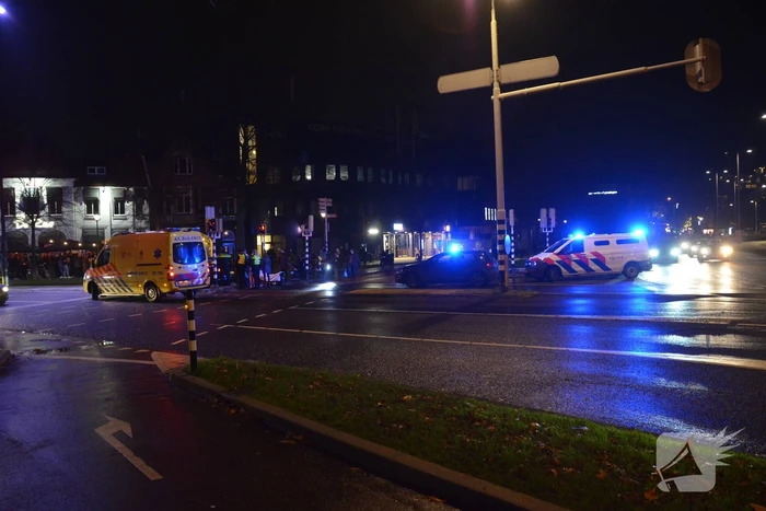 Scooterrijdster gewond door botsing met personenauto