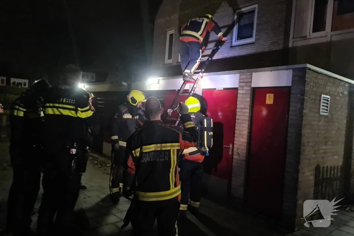 Slotenmaker opent deur voor brandweer