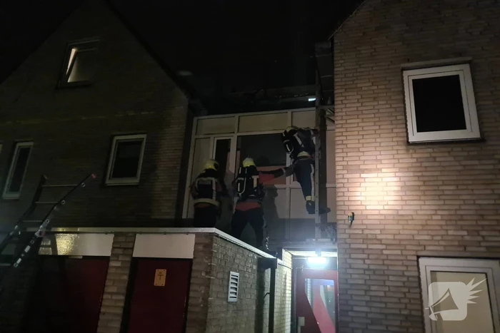 Slotenmaker opent deur voor brandweer