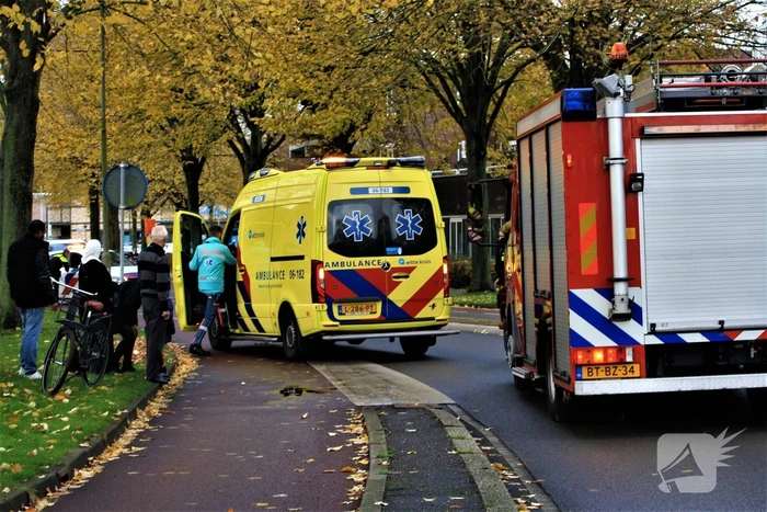 Meisje vast met voet tussen spaken van fiets